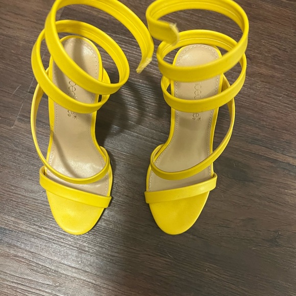 Yellow, ankle wrap heels. - Picture 3 of 4